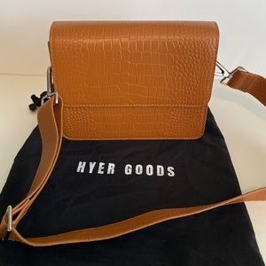 Hyer Goods crossbody bag in camel.